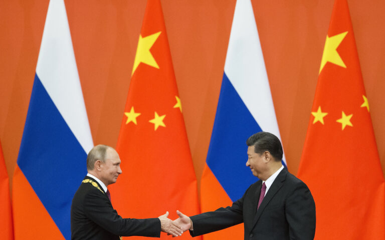 Ανησυχία στη Δύση για το διπλωματικό ντεμαράζ της Κίνας – Ολα τα βλέμματα στη συνάντηση Πούτιν-Σι