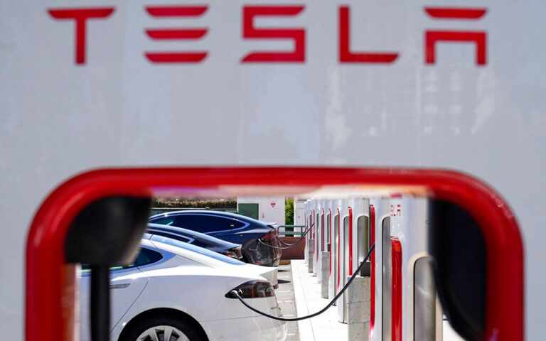 Tesla: Σχέδιο για φθηνότερα ηλεκτρικά αυτοκίνητα, με εφαρμογή σιδερένιων μπαταριών