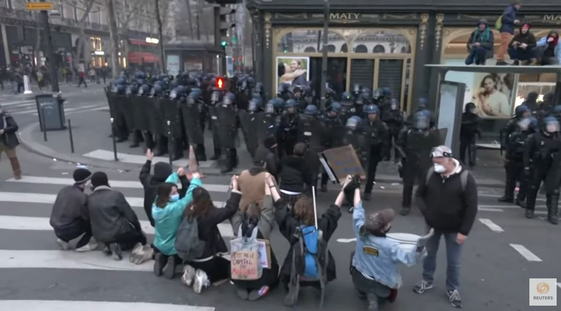 Γαλλία: Διαδηλώσεις σε όλη τη χώρα κατά της μεταρρύθμισης Μακρόν – Συγκρούσεις με την αστυνομία-9