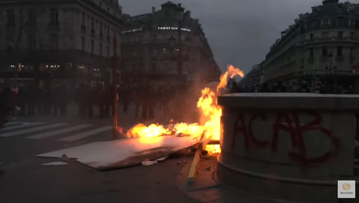 Γαλλία: Διαδηλώσεις σε όλη τη χώρα κατά της μεταρρύθμισης Μακρόν – Συγκρούσεις με την αστυνομία-8