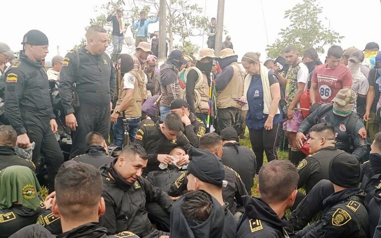 Κολομβία: Δυο νεκροί, δεκάδες όμηροι, κυρίως αστυνομικοί, στη διάρκεια διαδήλωσης