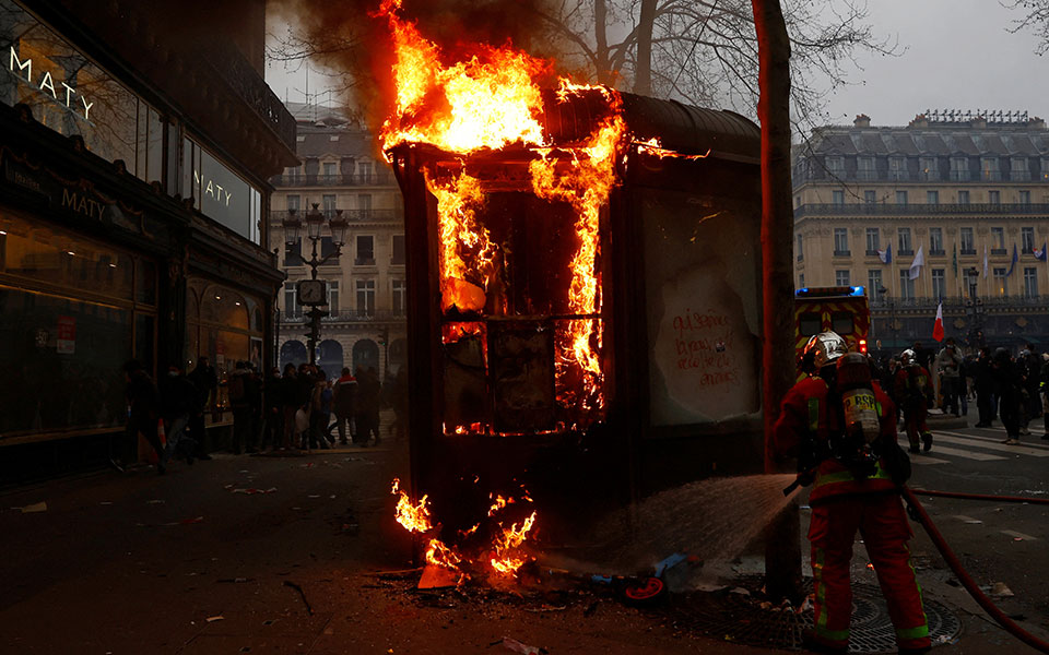 Γαλλία: Διαδηλώσεις σε όλη τη χώρα κατά της μεταρρύθμισης Μακρόν – Συγκρούσεις με την αστυνομία-7