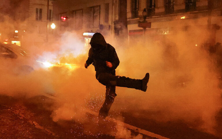 Γαλλία: Ογκώδεις διαδηλώσεις σε όλη τη χώρα – Οδοφράγματα και επεισόδια στο Παρίσι
