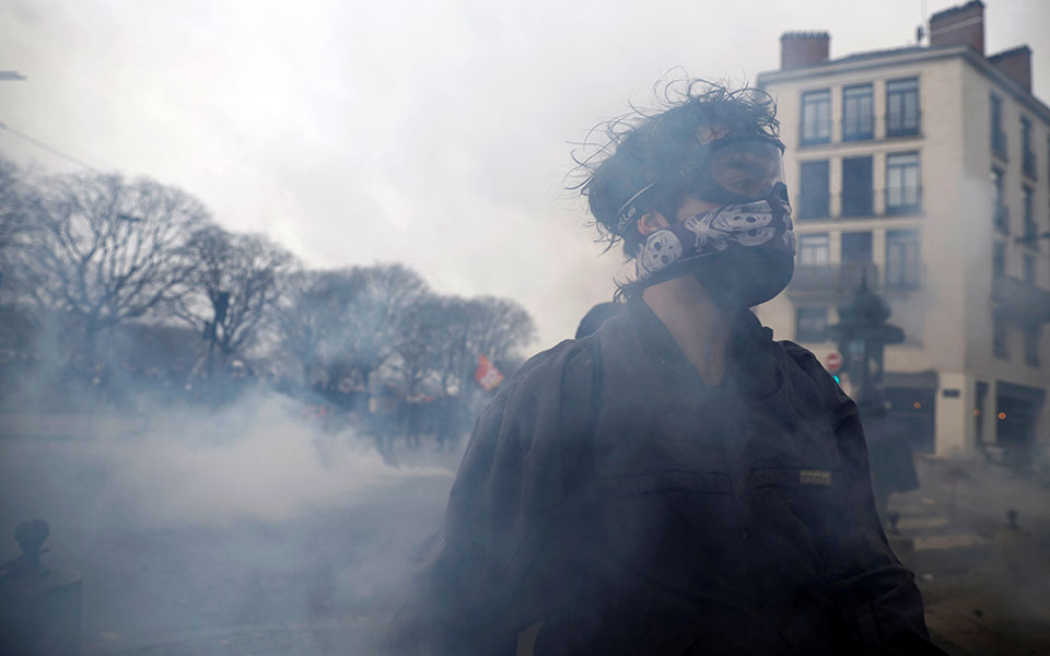 Γαλλία: Ογκώδεις διαδηλώσεις σε όλη τη χώρα – Οδοφράγματα και επεισόδια στο Παρίσι-2