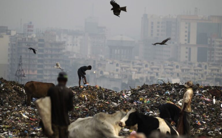 «Πνίγηκε» από τοξικό καπνό ινδική πόλη μετά από φωτιά σε τεράστια χωματερή