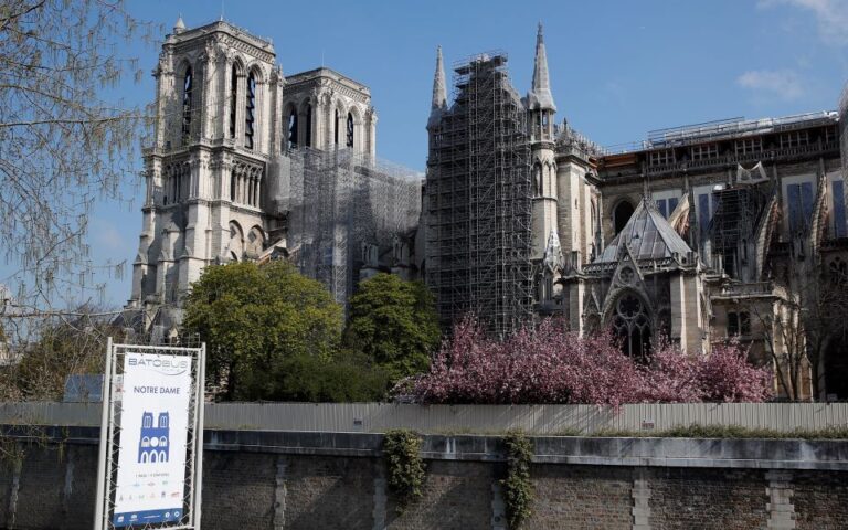 Νομική προσφυγή ακτιβιστών για τις «σημάνσεις στα αγγλικά» στη Notre Dame