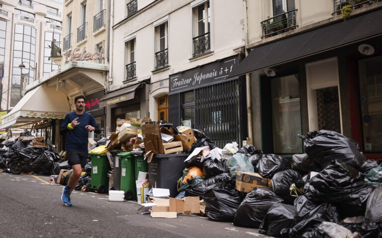 Γαλλία: Τόνοι σκουπιδιών στους δρόμους του Παρισιού – Αναστολή της απεργίας αύριο