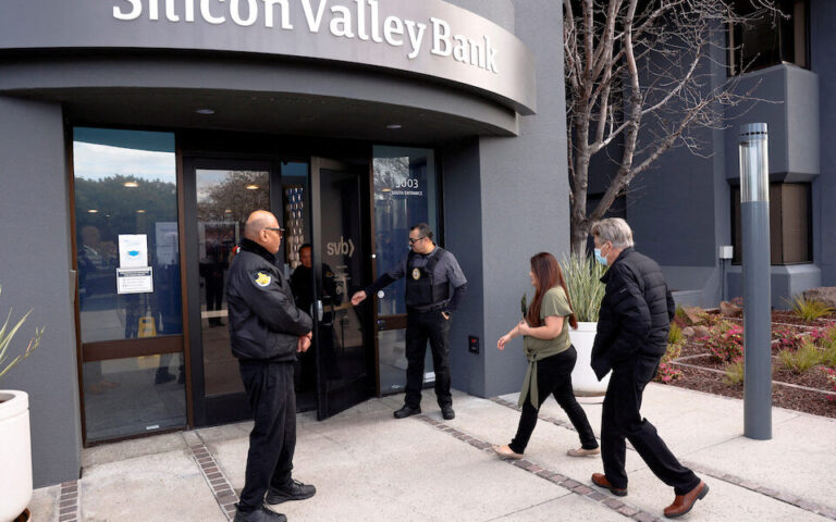 ΗΠΑ: Γερουσιαστές ζητούν να ερευνηθούν οι πτωχεύσεις SVB και Signature Bank