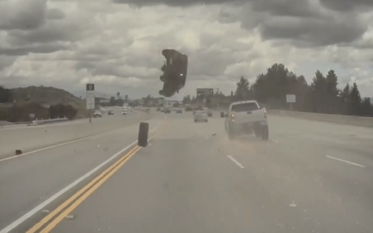Καλιφόρνια: Αυτοκίνητο εκτινάχθηκε στον αέρα μετά από πρόσκρουση με ελαστικό