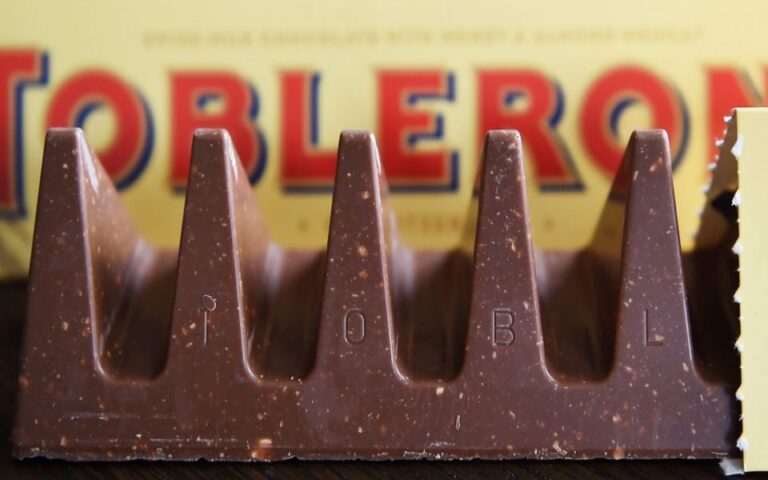 «Όχι πια ελβετική»: Η Toblerone χάνει το εμβληματικό Μάτερχορν από τη συσκευασία της