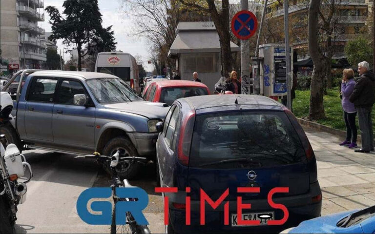 Θεσσαλονίκη: Αγροτικό εξετράπη της πορείας του και προσέκρουσε σε πέντε αυτοκίνητα