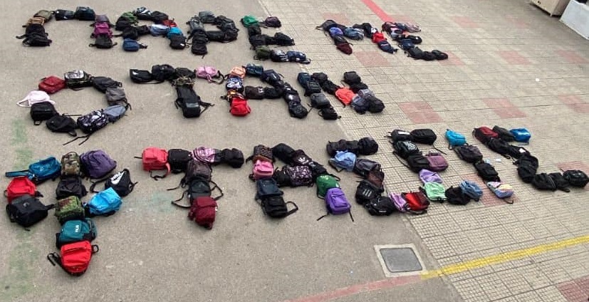 Τέμπη: Μαθητές σχολείων σχημάτισαν με τις τσάντες τους τη φράση «Πάρε όταν φτάσεις»-1
