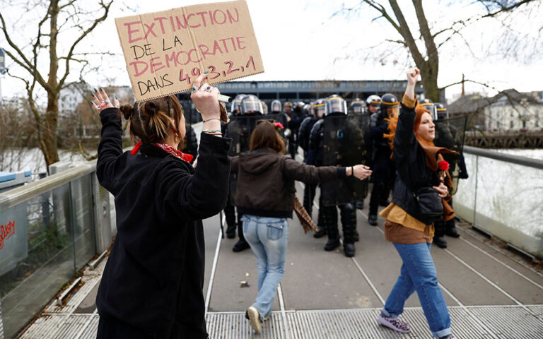 Γαλλία: Ενατη ημέρα κινητοποιήσεων για το συνταξιοδοτικό – Αντιδράσεις για τις δηλώσεις Μακρόν