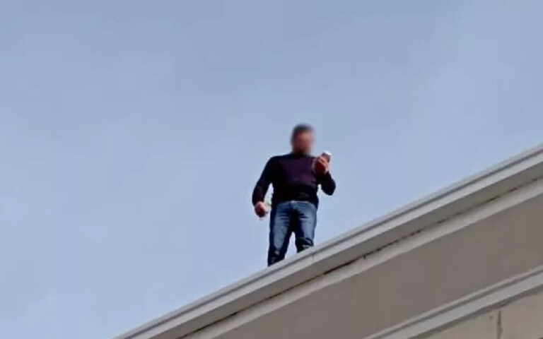 Καρδίτσα: Άνδρας απειλεί να πέσει από τη στέγη του Δικαστικού Μεγάρου | Η  ΚΑΘΗΜΕΡΙΝΗ