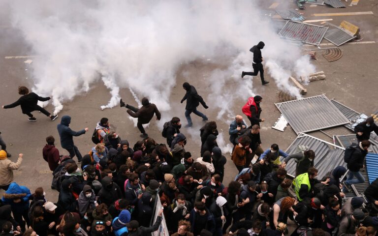Γαλλία: Διαδηλώσεις χωρίς τέλος – Οργή μετά την προεδρική αδιαλλαξία