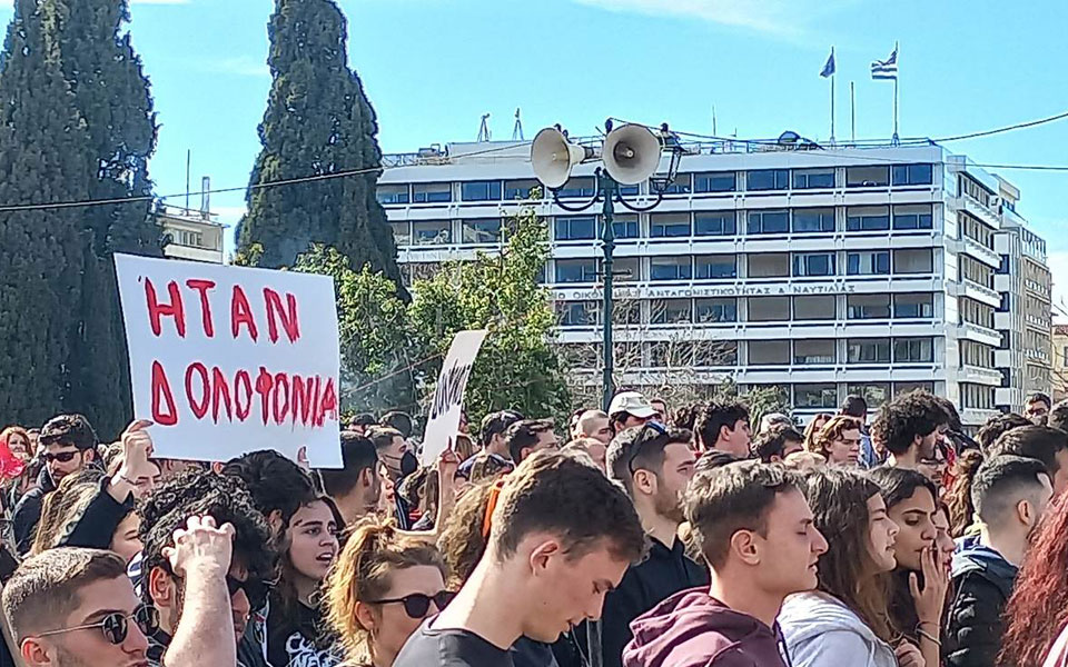 Μαζικές διαδηλώσεις για την τραγωδία στα Τέμπη – Βανδαλισμοί στο κέντρο της Αθήνας-6