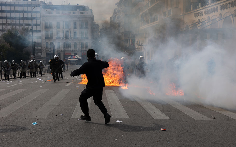 Επεισόδια στο κέντρο της Αθήνας μετά το συλλαλητήριο για τα Τέμπη-1