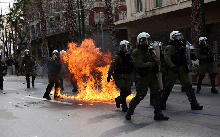 Επεισόδια στο κέντρο της Αθήνας μετά το συλλαλητήριο για τα Τέμπη