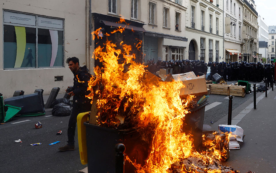 Γαλλία: Διαδηλώσεις σε όλη τη χώρα κατά της μεταρρύθμισης Μακρόν – Συγκρούσεις με την αστυνομία-2