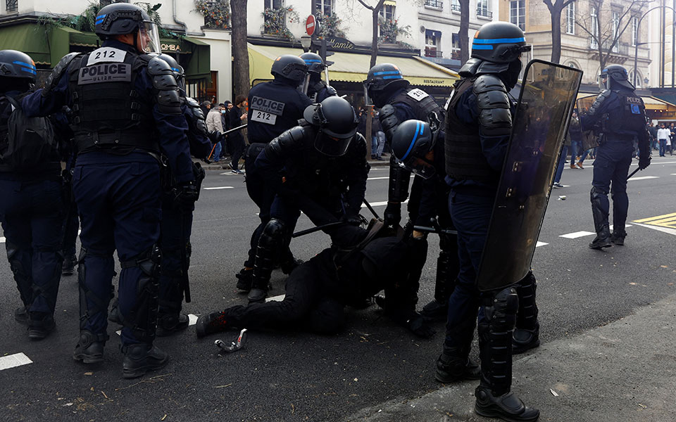 Γαλλία: Διαδηλώσεις σε όλη τη χώρα κατά της μεταρρύθμισης Μακρόν – Συγκρούσεις με την αστυνομία-3