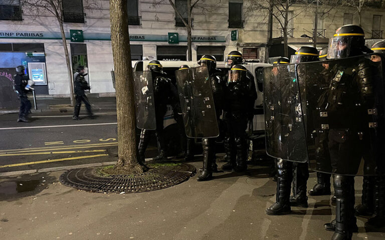 Γαλλία – Συνταξιοδοτικό: Νέες εντάσεις μεταξύ αστυνομίας και διαδηλωτών στο Παρίσι