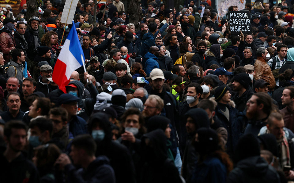 Γαλλία: Διαδηλώσεις σε όλη τη χώρα κατά της μεταρρύθμισης Μακρόν – Συγκρούσεις με την αστυνομία-1