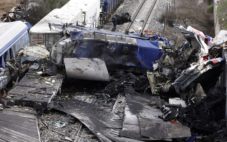 Τραγωδία στα Τέμπη: «Επί 45 ολόκληρα λεπτά έψαχναν να βρουν σε ποιο κομμάτι της διαδρομής βρίσκεται το τρένο»