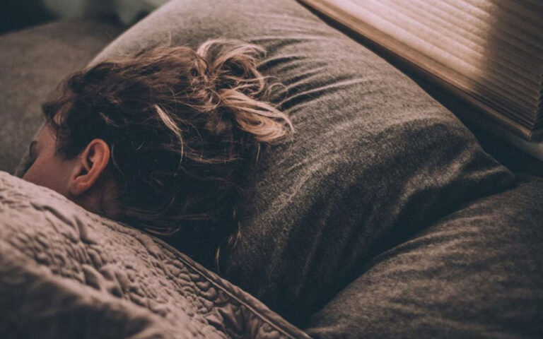 Έρευνα: Ο πολύ λίγος ή ο υπερβολικός ύπνος αυξάνουν τον κίνδυνο λοίμωξης