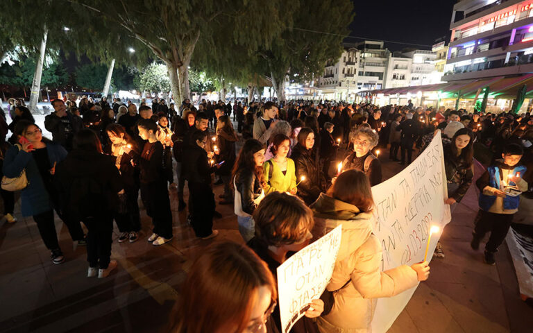 Ηράκλειο: Σιωπηρή διαμαρτυρία για τα θύματα της τραγωδίας στα Τέμπη