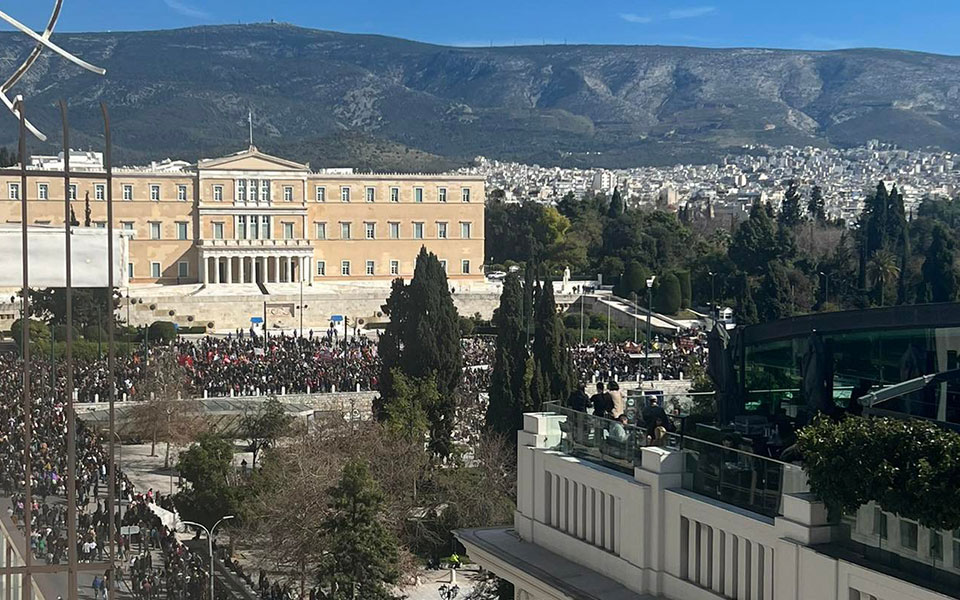 Μαζικές διαδηλώσεις για την τραγωδία στα Τέμπη – Βανδαλισμοί στο κέντρο της Αθήνας-7