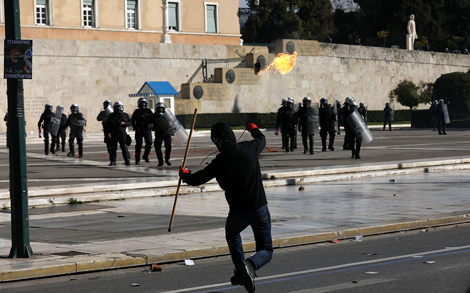Μαζικές διαδηλώσεις για την τραγωδία στα Τέμπη – Βανδαλισμοί στο κέντρο της Αθήνας-1