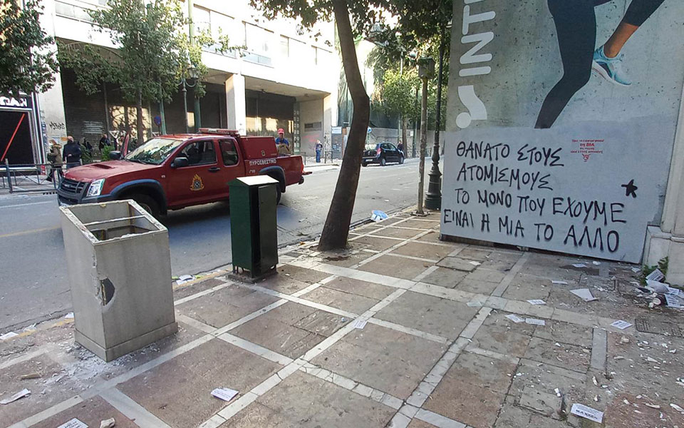 Μαζικές διαδηλώσεις για την τραγωδία στα Τέμπη – Βανδαλισμοί στο κέντρο της Αθήνας-15