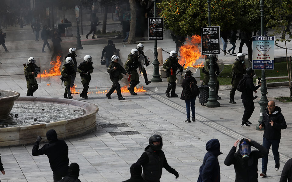 Επεισόδια στο κέντρο της Αθήνας μετά το συλλαλητήριο για τα Τέμπη-7