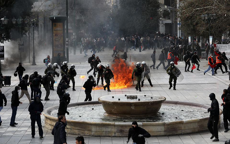 Επεισόδια στο κέντρο της Αθήνας μετά το συλλαλητήριο για τα Τέμπη-6