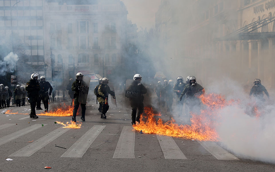 Επεισόδια στο κέντρο της Αθήνας μετά το συλλαλητήριο για τα Τέμπη-8