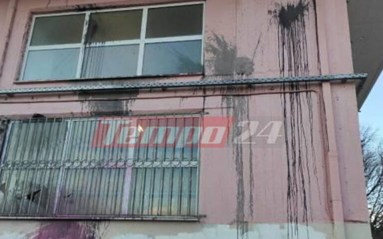Πάτρα: Έσπασαν παράθυρα και πέταξαν μπογιές στην Διεύθυνση Συγκοινωνιών