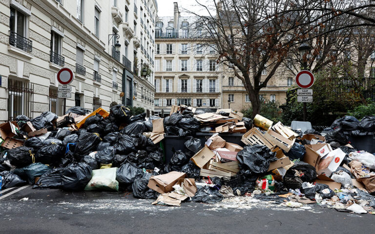 Το Παρίσι πνίγεται στα σκουπίδια