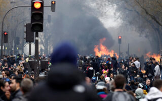 Γαλλία: Ογκώδεις διαδηλώσεις σε όλη τη χώρα – Οδοφράγματα και επεισόδια στο Παρίσι-1