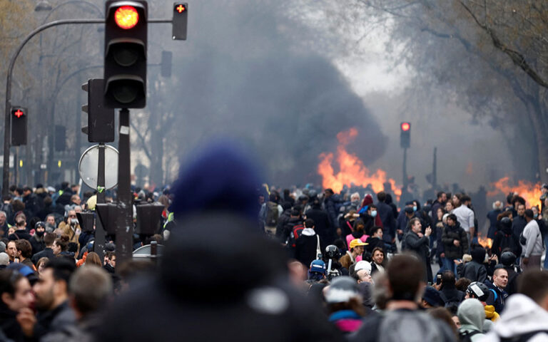 Γαλλία: Διαδηλώσεις σε όλη τη χώρα κατά της μεταρρύθμισης Μακρόν – Συγκρούσεις με την αστυνομία