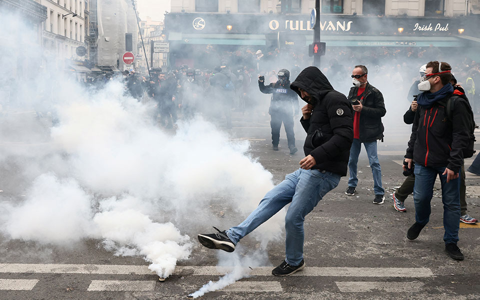 Γαλλία: Διαδηλώσεις σε όλη τη χώρα κατά της μεταρρύθμισης Μακρόν – Συγκρούσεις με την αστυνομία-1