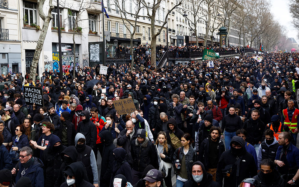 Γαλλία: Διαδηλώσεις σε όλη τη χώρα κατά της μεταρρύθμισης Μακρόν – Συγκρούσεις με την αστυνομία-10