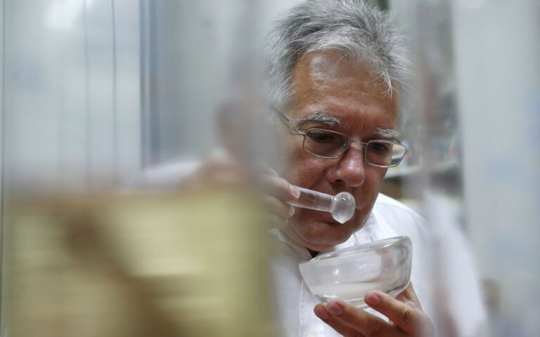 Πώς μύριζε το άρωμα της Κλεοπάτρας; Επιστήμονες προσπαθούν να «ξεθάψουν» τις οσμές του παρελθόντος