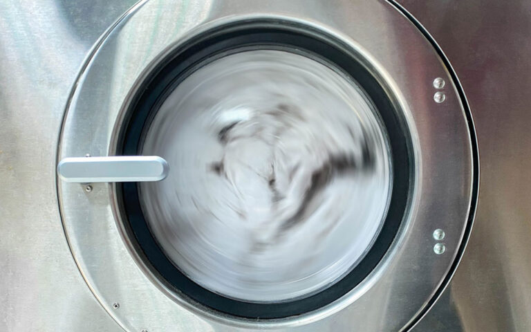 Ακριβό στην Ελλάδα το πλύσιμο των ρούχων
