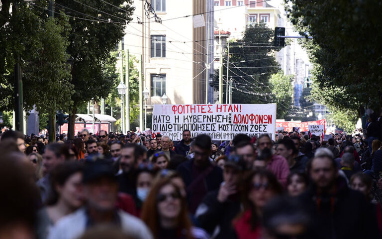 Μαζικές διαδηλώσεις για την τραγωδία στα Τέμπη – Βανδαλισμοί στο κέντρο της Αθήνας