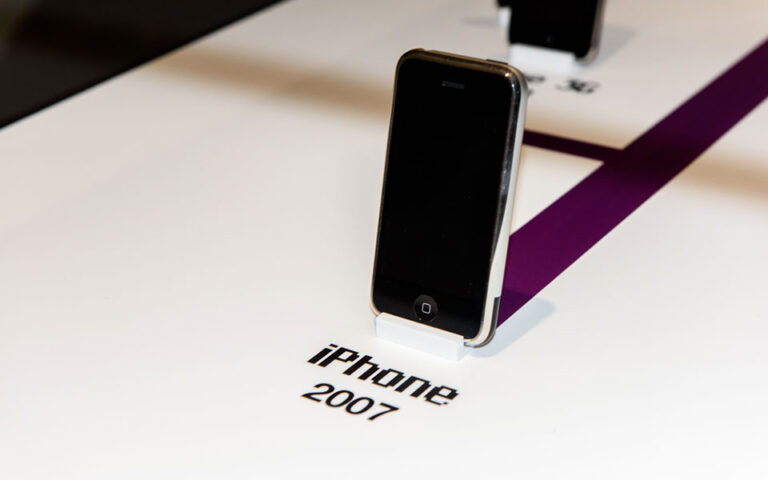 Apple: Σε δημοπρασία iPhone πρώτης γενιάς με τιμή εκκίνησης 32.000 δολάρια