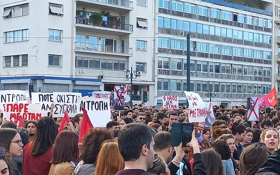 Μαζικές διαδηλώσεις για την τραγωδία στα Τέμπη – Βανδαλισμοί στο κέντρο της Αθήνας-5