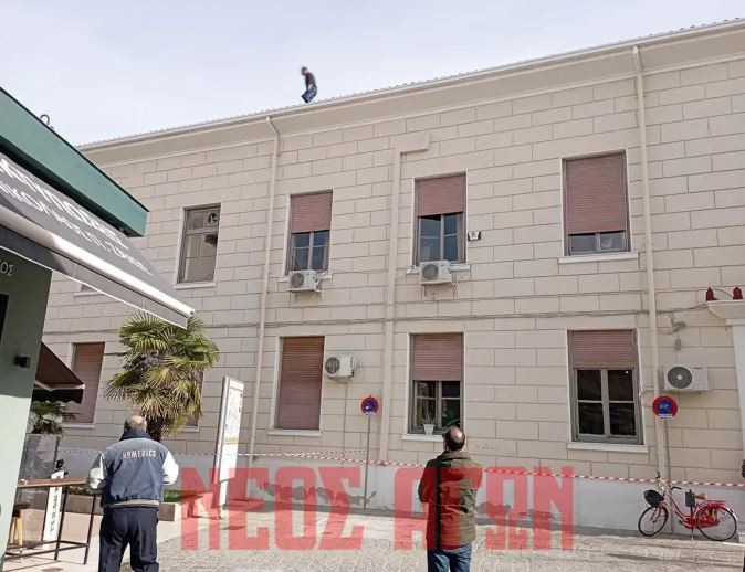Καρδίτσα: Άνδρας απειλεί να πέσει από τη στέγη του Δικαστικού Μεγάρου-1
