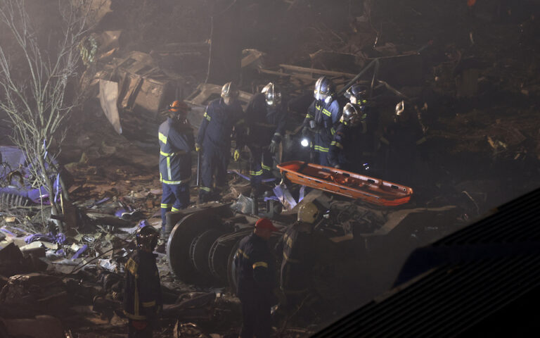 Σύγκρουση τρένων: 26 νεκροί και 85 τραυματίες – Η πρώτη ενημέρωση της πυροσβεστικής