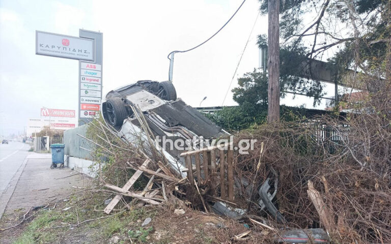 Θεσσαλονίκη: Αυτοκίνητο ανετράπη και έπεσε πάνω σε φράχτη (εικόνες)