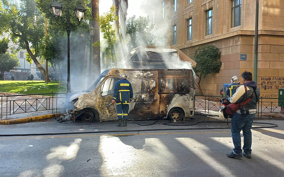 Μαζικές διαδηλώσεις για την τραγωδία στα Τέμπη – Βανδαλισμοί στο κέντρο της Αθήνας-13